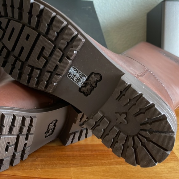 New Coach boots Fynn Boot
Embossed with our iconic - Picture 10 of 17